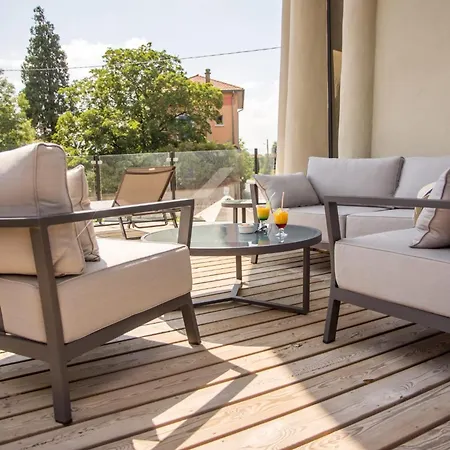 Atypique, Jacuzzi & Piscine 2 Bed and Breakfast Trévoux